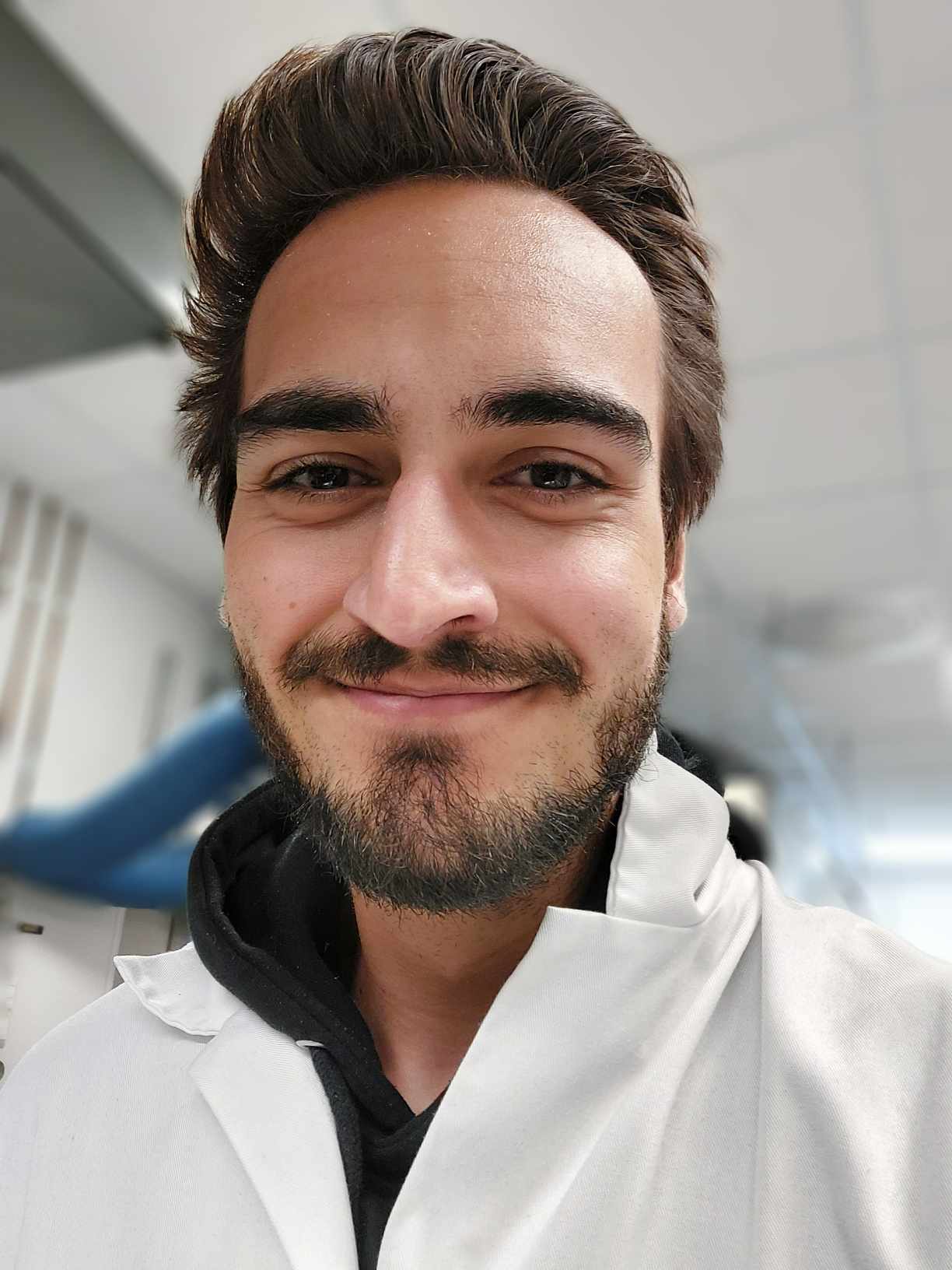 Mann i hvit labfrakk