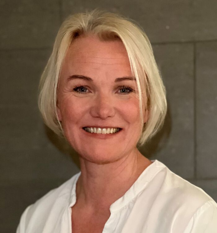 Bildet kan inneholde: person, smil, hake, kinn, øyenbryn.