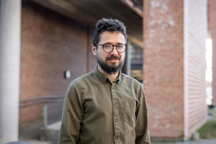 Anders Eickstedt Wiik outside on campus