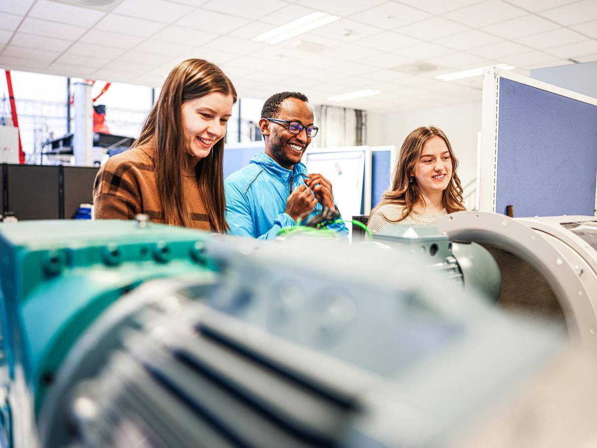 Bildet kan inneholde: elektronisk enhet, perifer, dataskjerm, møbler, inndataenhet.