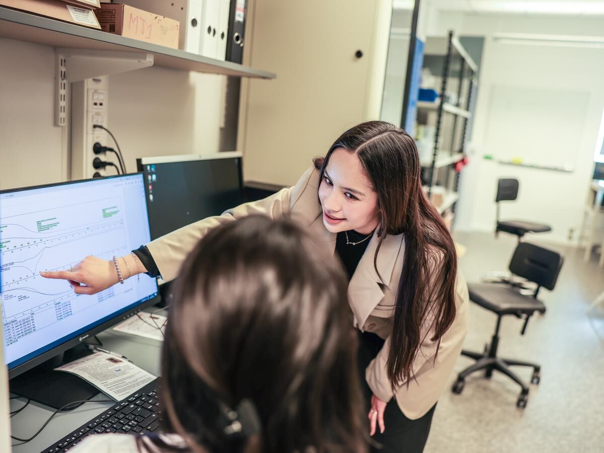 Bildet kan inneholde: elektronisk enhet, perifer, dataskjerm, møbler, inndataenhet.