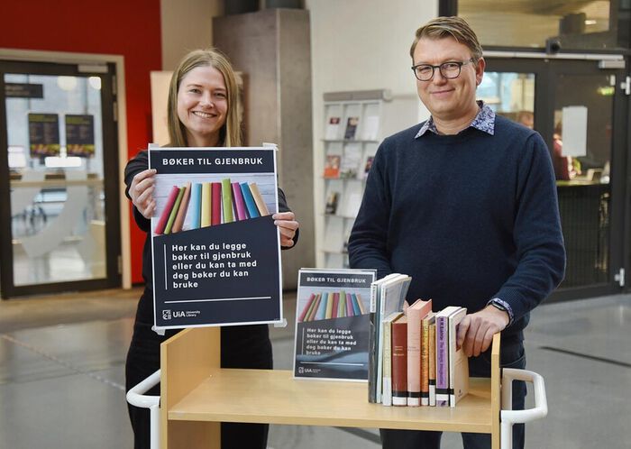 Bildet kan inneholde: smil, briller, utgivelse, reoler, bokhylle.