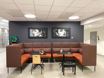 bord ,eiendom ,møbler ,sofa ,bygning.
