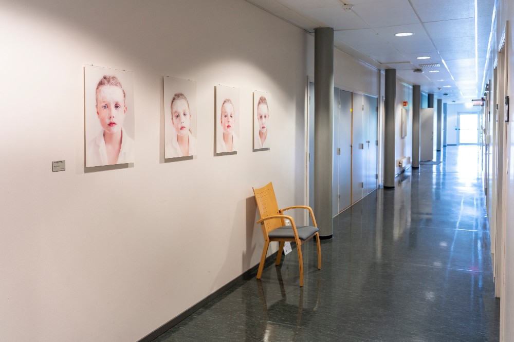 Bildet kan inneholde: interiørdesign, stol, vegg, kunst, bygning.