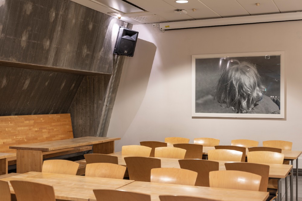 Bildet kan inneholde: bygning, belysning, interiørdesign, tre, vegg.