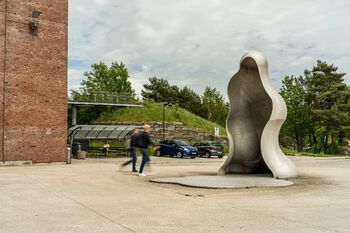 Bildet kan inneholde: himmel, sky, tre, skulptur, anlegg.