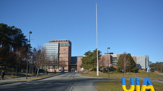 Photo of UiA's logo in Ukraine colors outside campus.