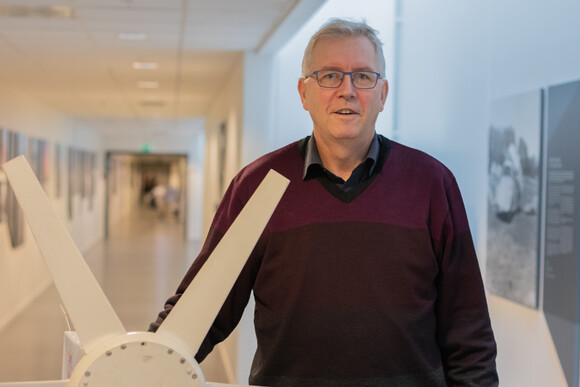 Viser bilde av Geir Grasmo inne på verksted