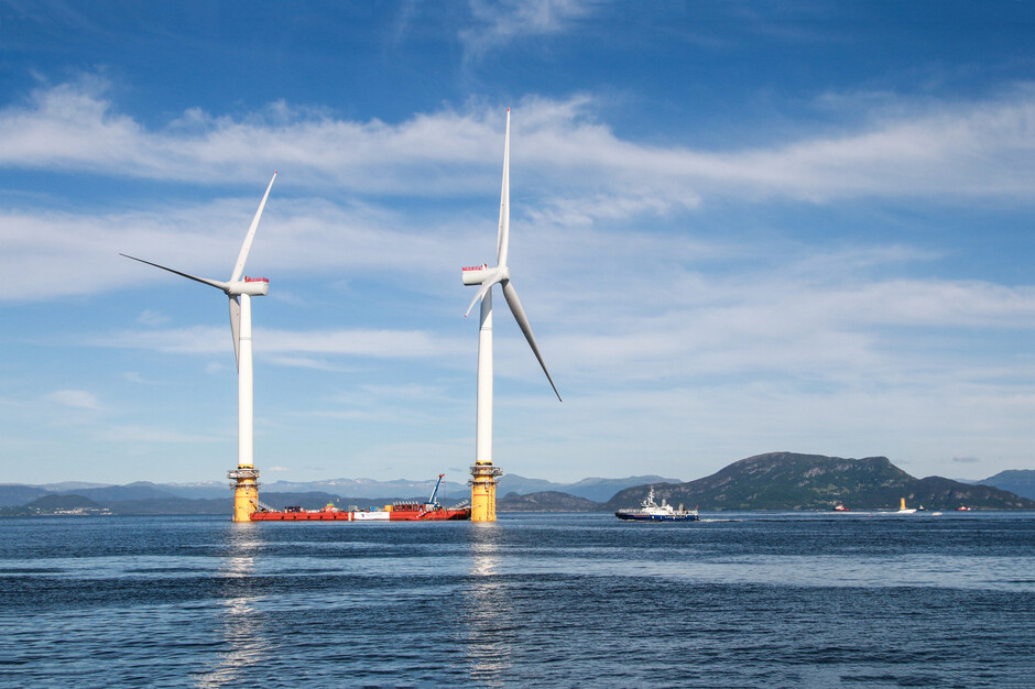 Viser bilde av vindturbinar på havet