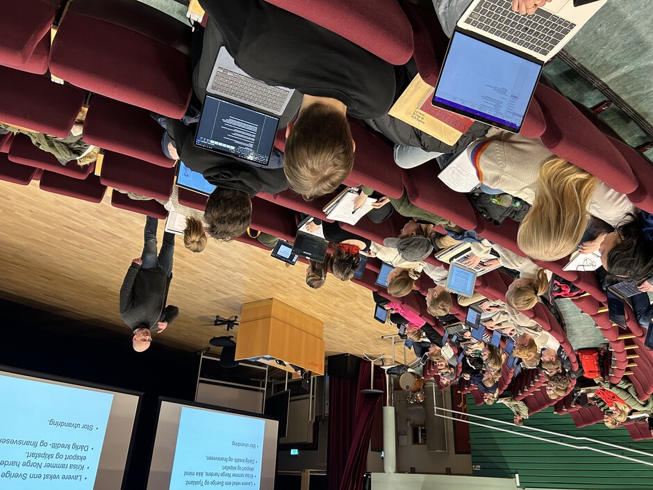 Professor Knut Dørum holds a lecture in an auditorium filled with students