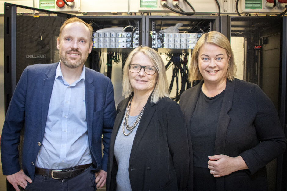 Bildet kan inneholde: smil, briller, mote, stående, synsomsorg.