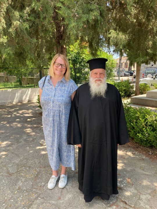 Foto av rektor Sunniva Whittaker og abbed fr Nikodemos.