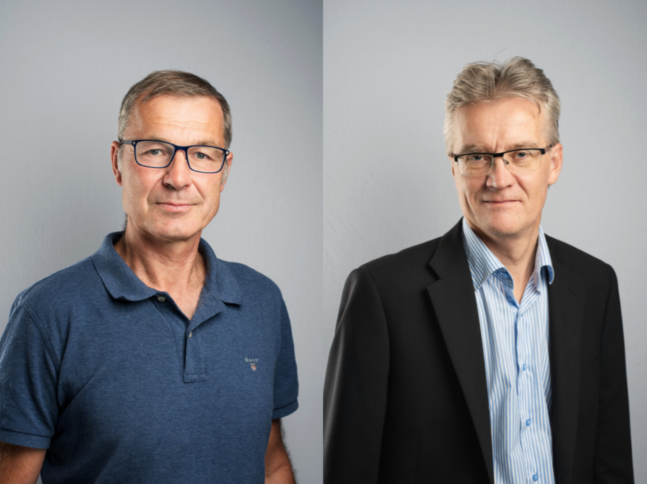 Bildet kan inneholde: briller, hode, polo skjorte, synsomsorg, smil.