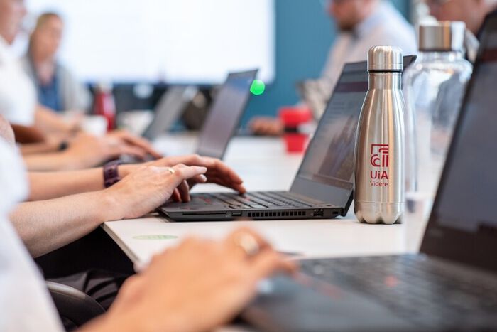 Bildet kan inneholde: datamaskin, bord, hånd, personlig datamaskin, laptop.