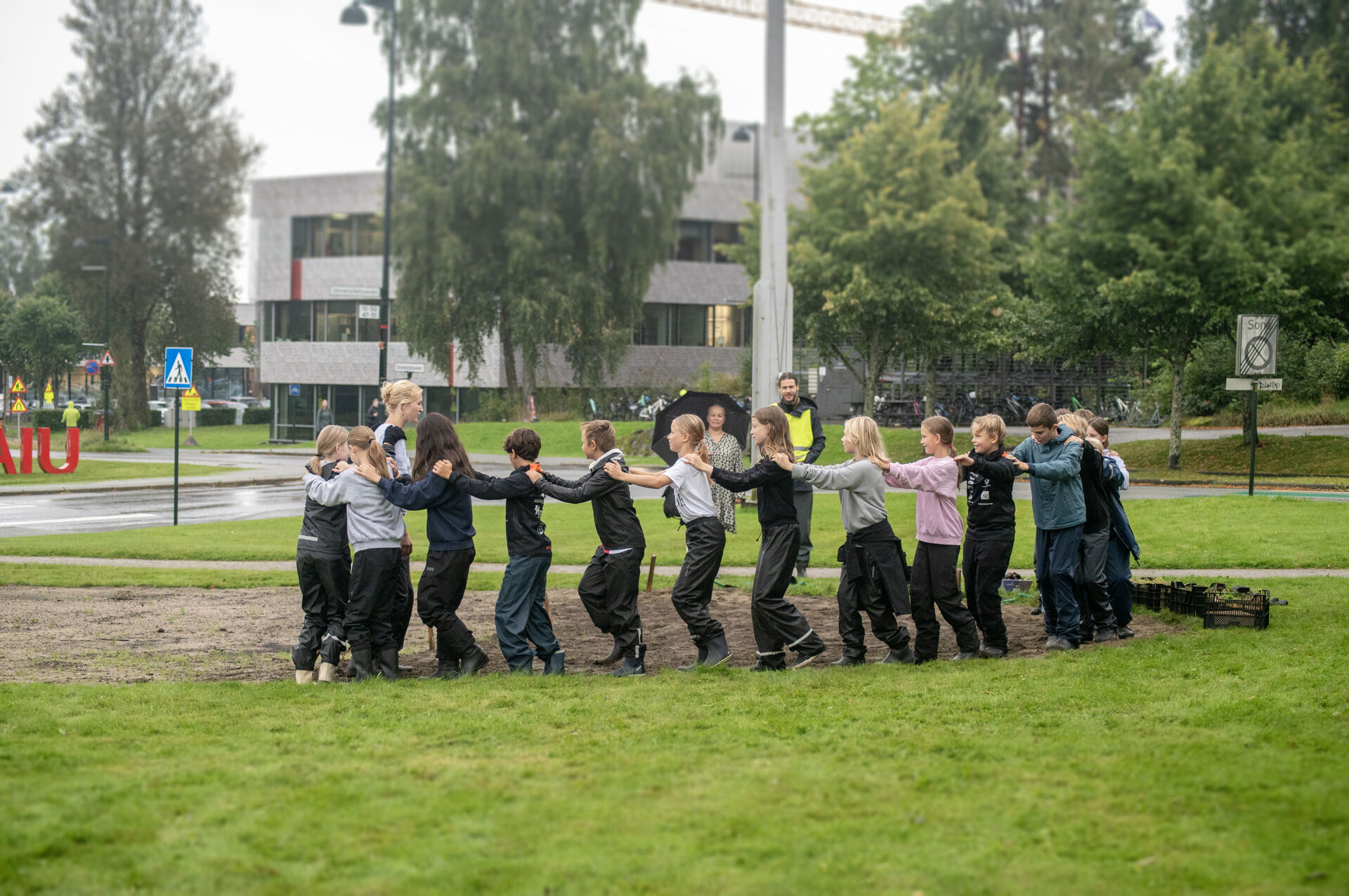 Foto av barna som tråkker ned frøene i jorda