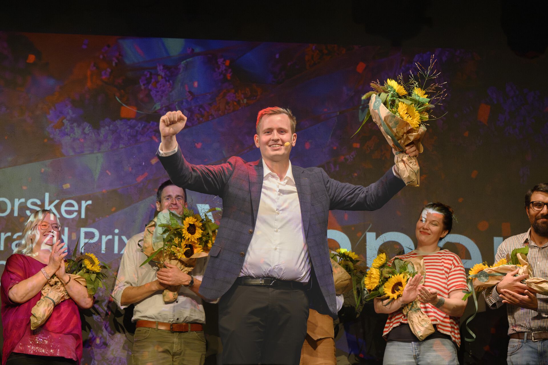 Bildet kan inneholde: jeans, smil, verden, frakk, plante.