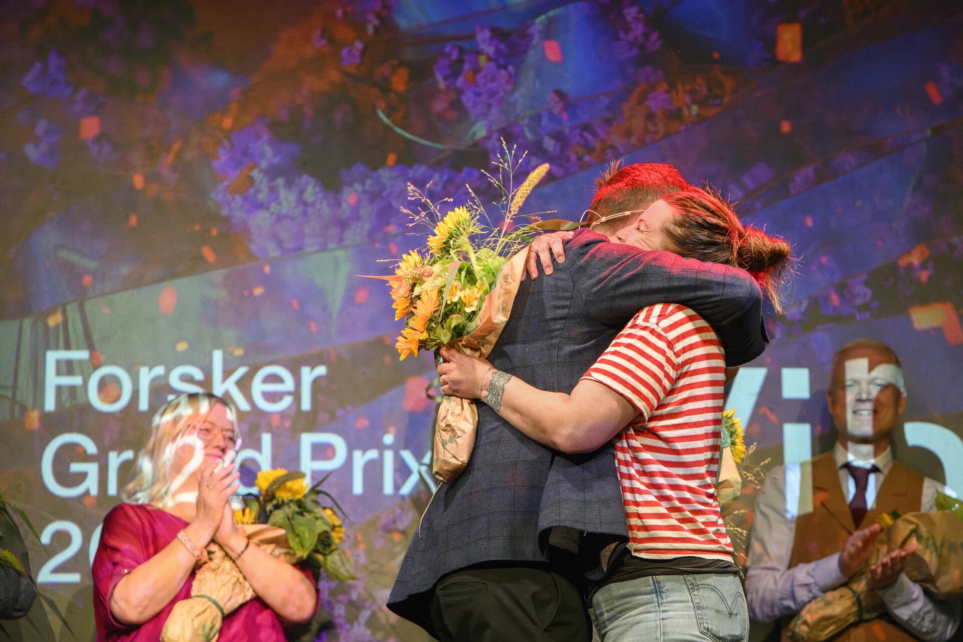 GLADE VINNERE: Anne Kristine Aase Ugland (t.h) og Henrik Brådland av med seieren i årets Forsker Grand Prix i Agder. Nå drar de til Oslo for å møte landets øvrige region-vinnere i landsfinalen der. (Foto: Liv-Unni Tveitane/UiA)