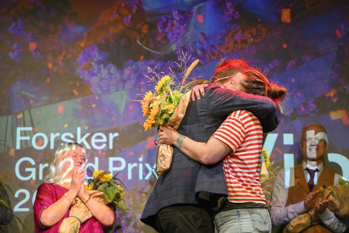 GLADE VINNERE: Anne Kristine Aase Ugland (t.h) og Henrik Brådland av med seieren i årets Forsker Grand Prix i Agder. Nå drar de til Oslo for å møte landets øvrige region-vinnere i landsfinalen der. (Foto: Liv-Unni Tveitane/UiA)