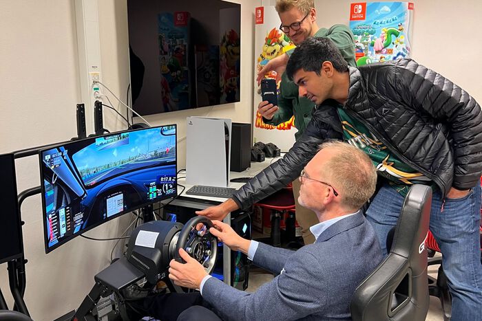 Minister of Research and Higher Education Oddmund Hoel treis a racing game