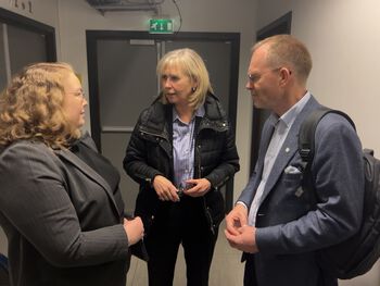 Bildet kan inneholde: gest, blazer, dress, hendelse, funksjonær.