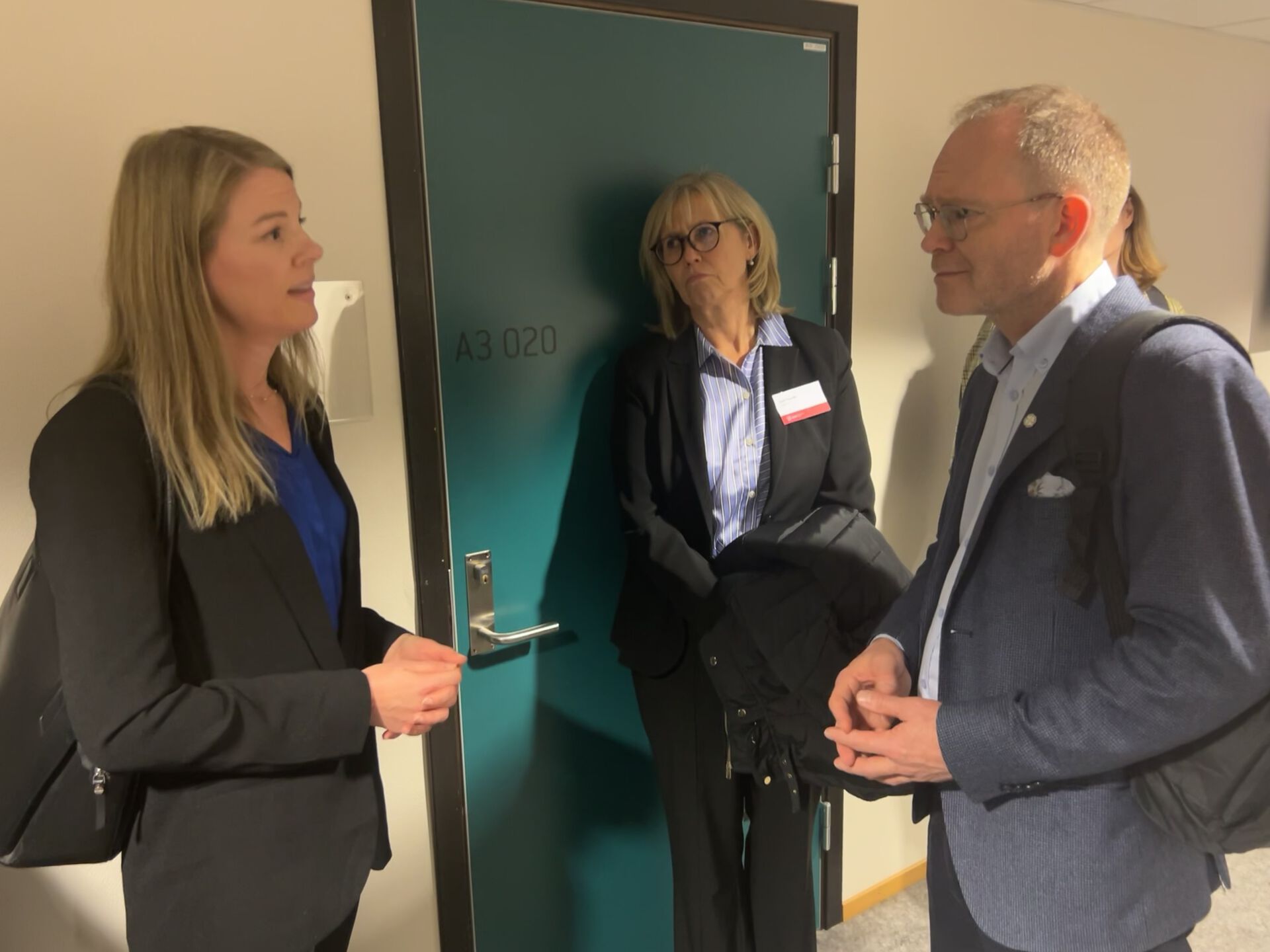 Bildet kan inneholde: ledd, frakk, stående, gest, slips.
