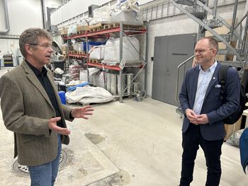 Bildet kan inneholde: bukse, bildesign, motorkjøretøy, kjole skjorte, engineering.