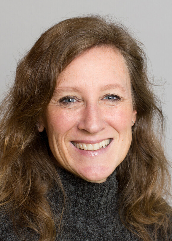 Nærbilde av dekan Kristin Wallevik, avbildet i fotostudio