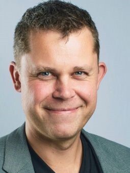 Nærbilde av dekan Leif Skiftenes Flak, avbildet i fotostudio.