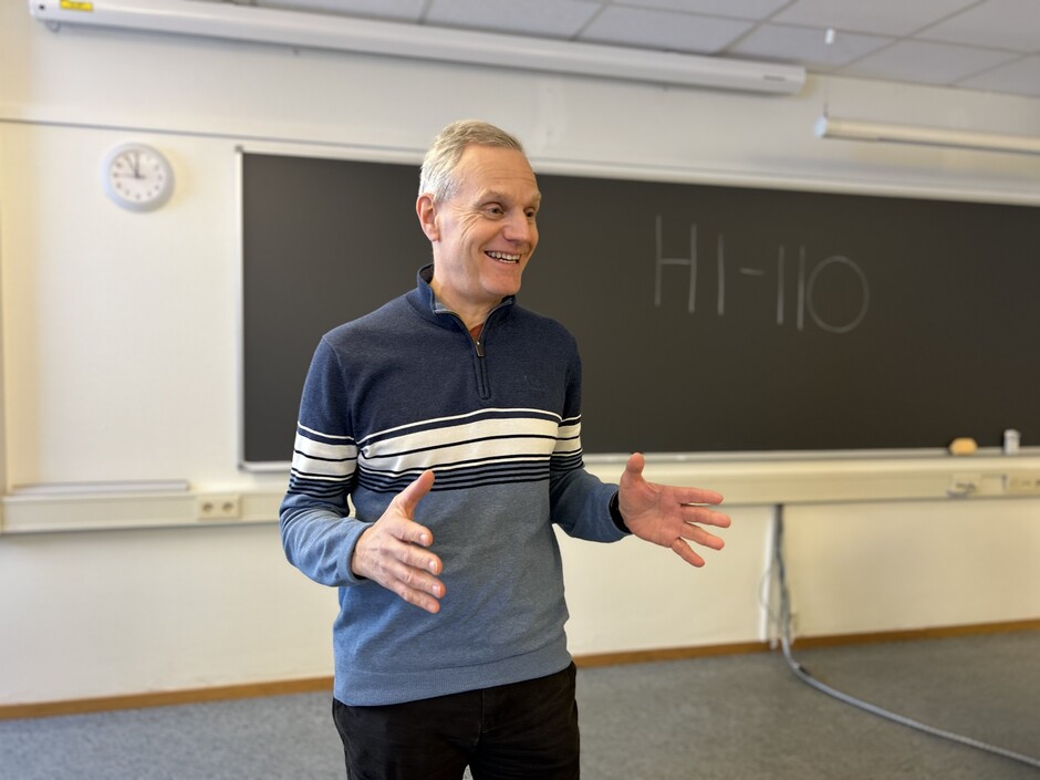 Førstelektor Terje Sødal srtår foran en tavle i et klasserom