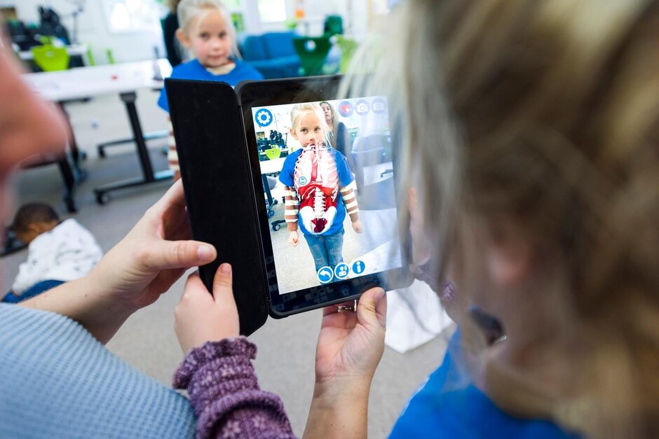 Barn utforsker digitale verktøy