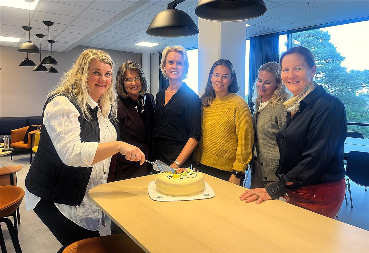 Personer med kake.