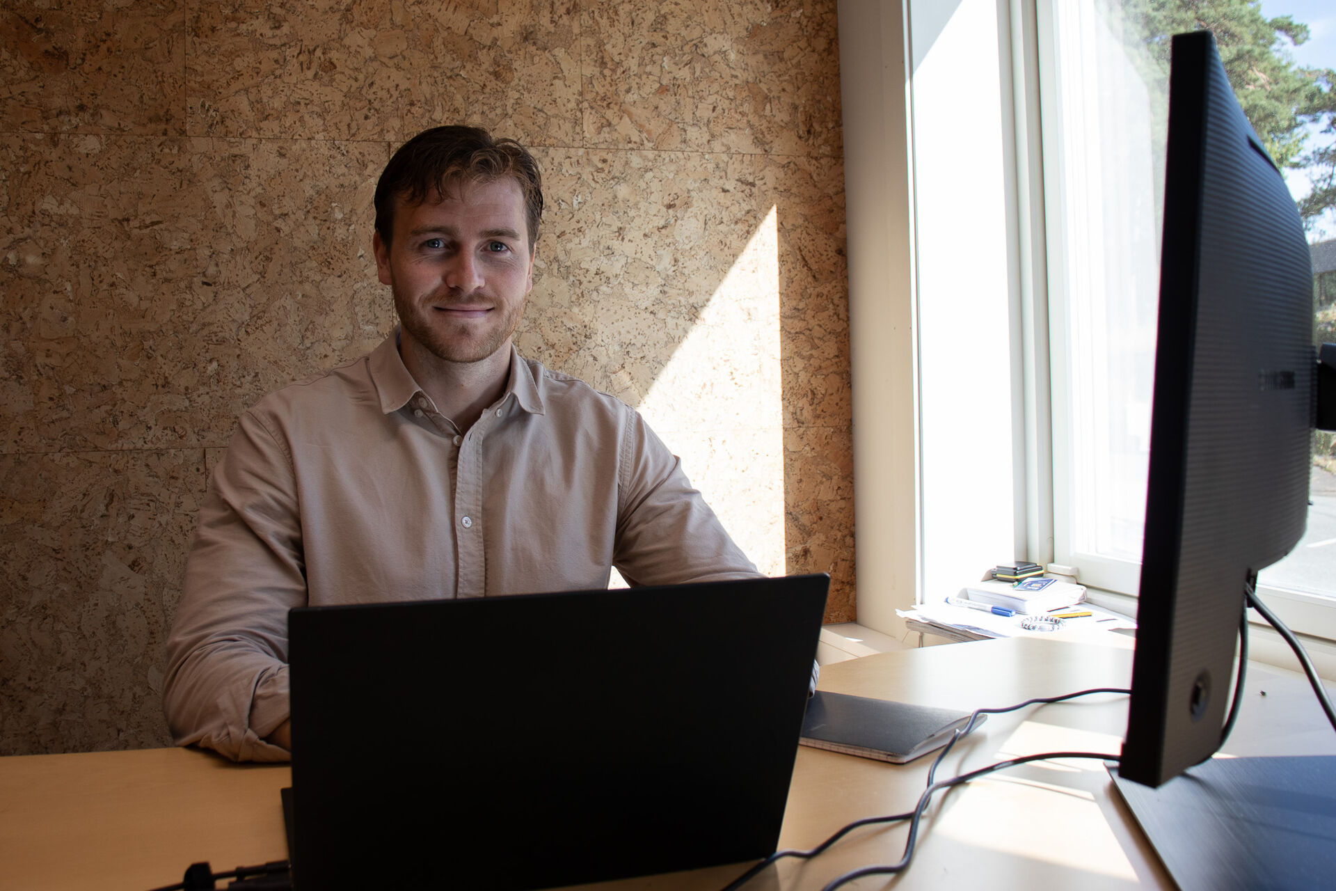 Bilde av intervjuobjekt foran pc-skjerm