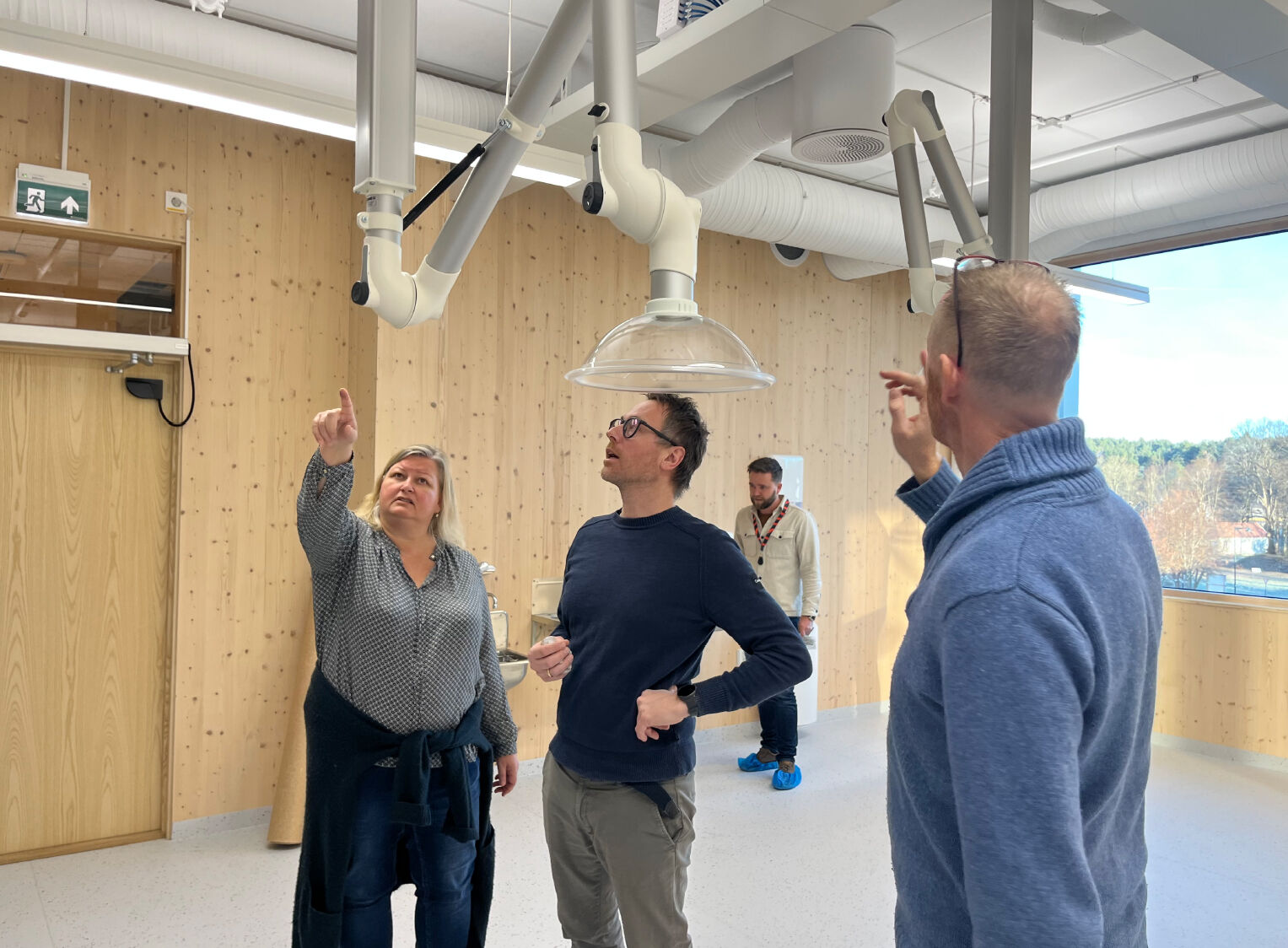 SER NØYE ETTER: Vibeke Ulstein (UiA) og Terje Kulien Lunde (Skanska) under ferdigsynfaringa. Bak står Vegard Torkelsen (WSP) , og med ryggen til står Karl Henriksen (Vitensenteret Sørlandet) (Foto: Åshild Kristensen Foss/UiA)
