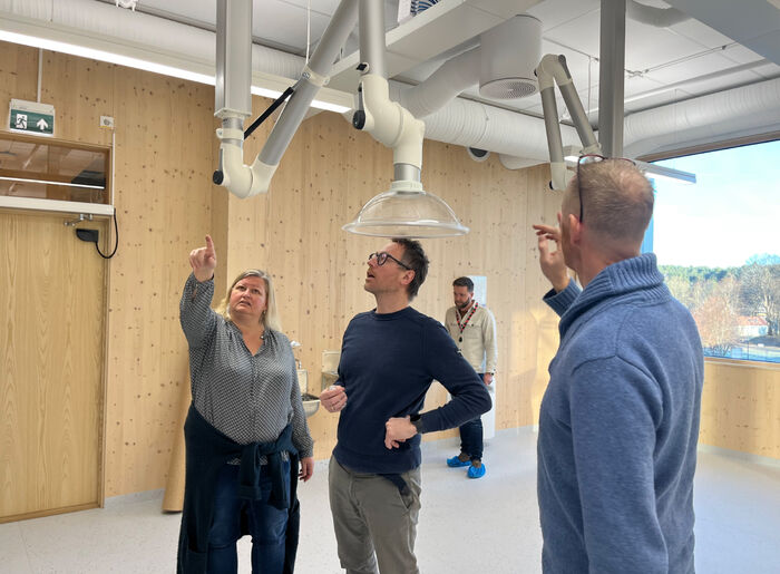 SER NØYE ETTER: Vibeke Ulstein (UiA) og Terje Kulien Lunde (Skanska) under ferdigsynfaringa. Bak står Vegard Torkelsen (WSP) , og med ryggen til står Karl Henriksen (Vitensenteret Sørlandet) (Foto: Åshild Kristensen Foss/UiA)