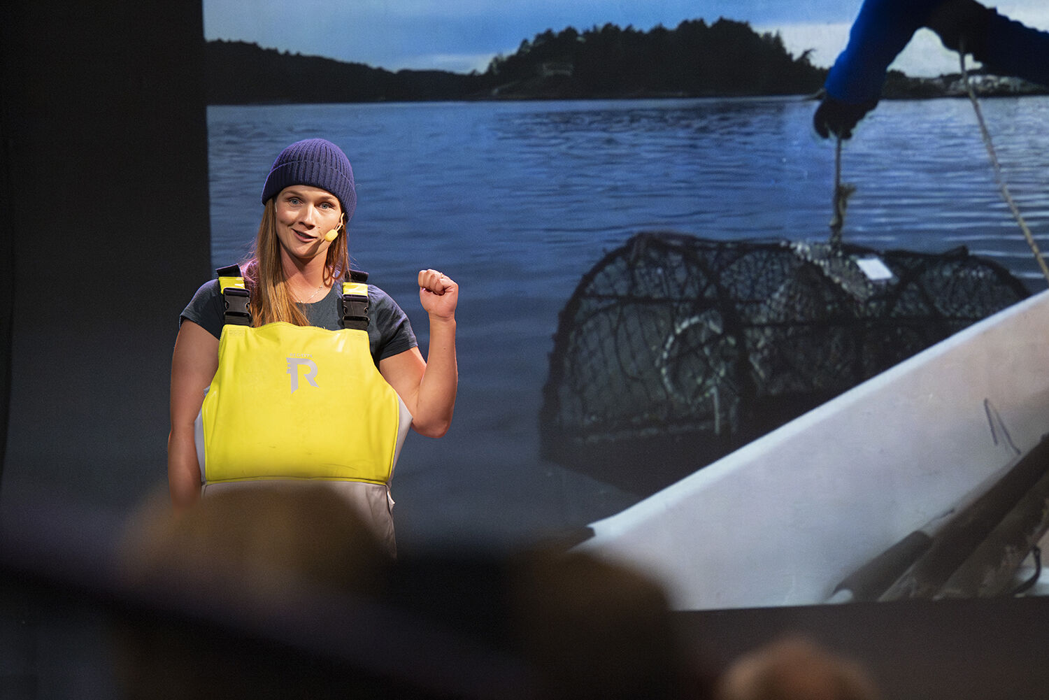Bilde av en av stipendiatene på scenen som presenterer