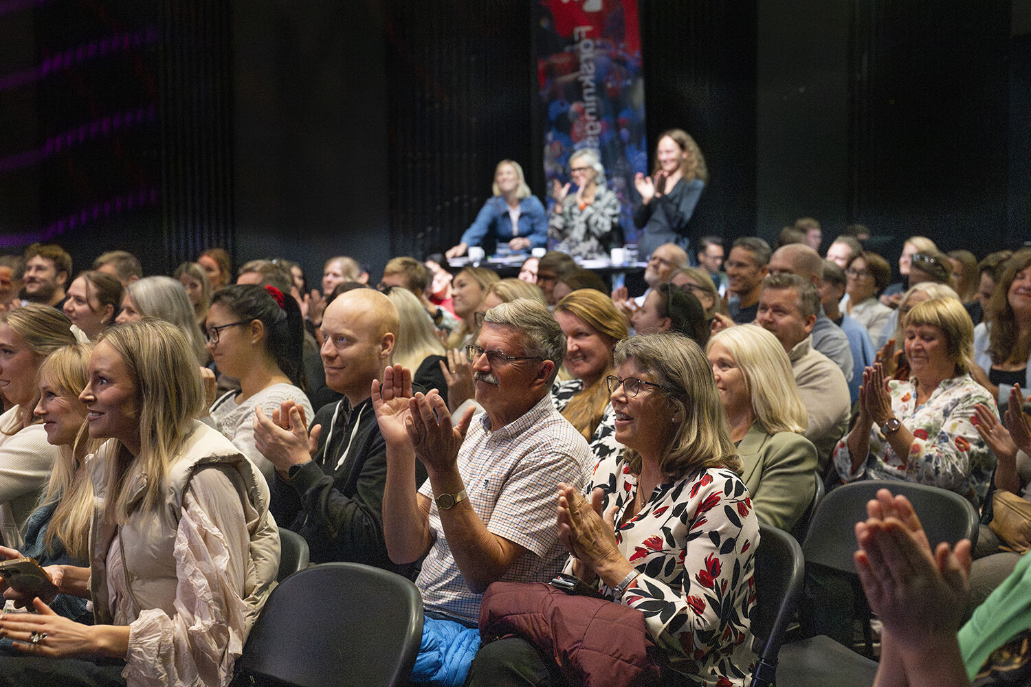 Bildet kan inneholde: person, mennesker, hår, mengde, publikum