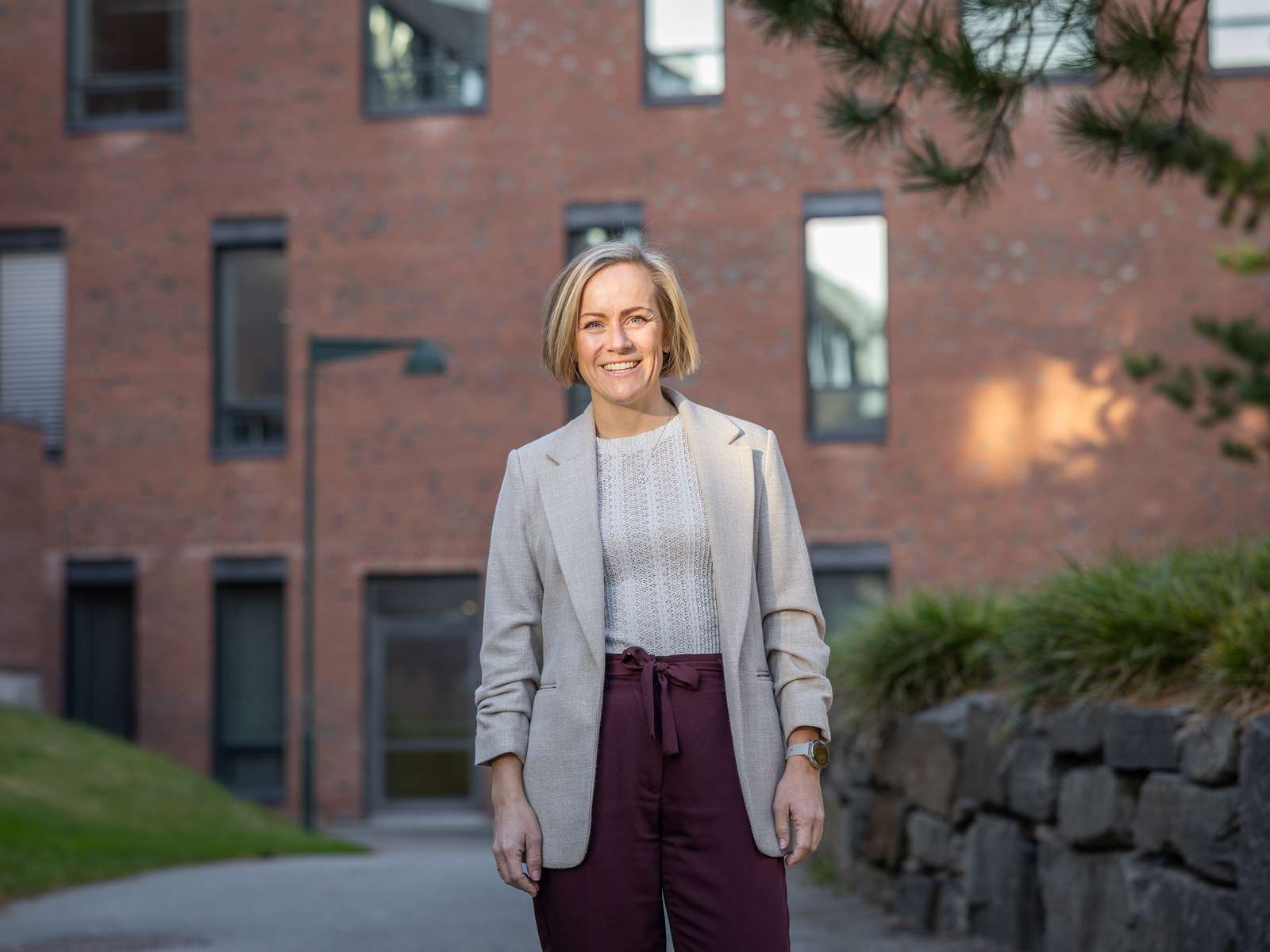 Bildet kan inneholde: snipp, blazer, smil, formelt antrekk, lykke.