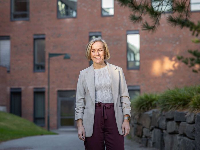 Bildet kan inneholde: snipp, blazer, smil, formelt antrekk, lykke.