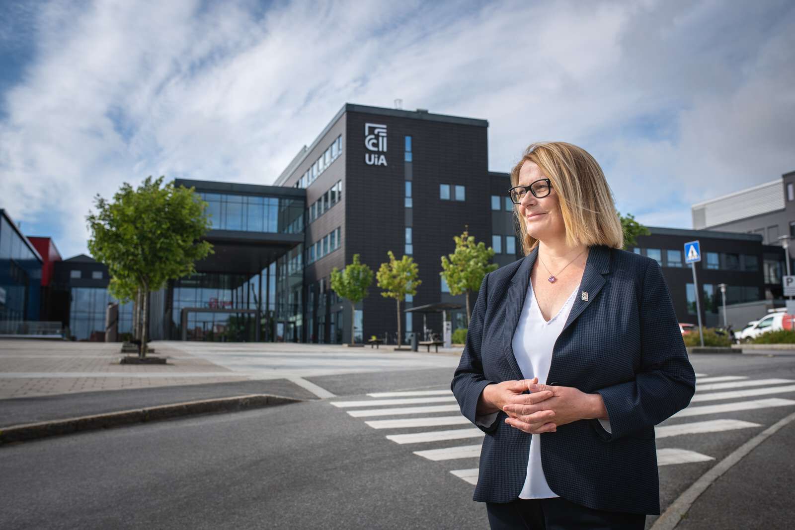 Rector Whittaker in front of Campus Grimstad.