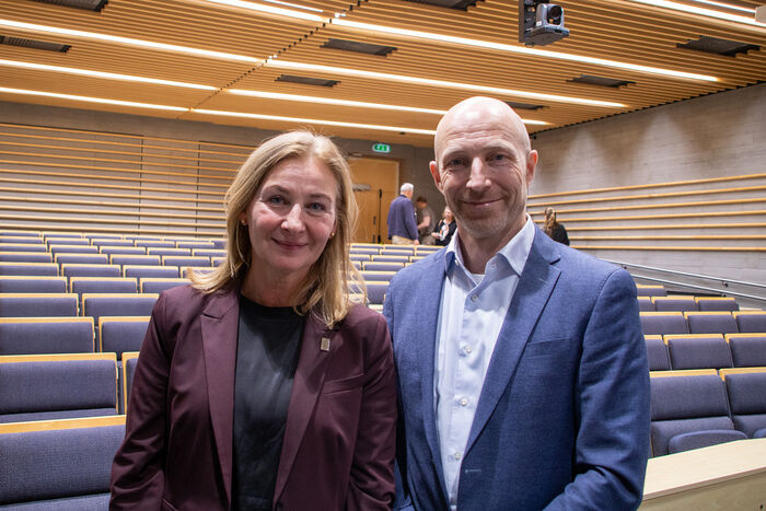Bildet kan inneholde: stående, smil, frakk, blazer, funksjonær.