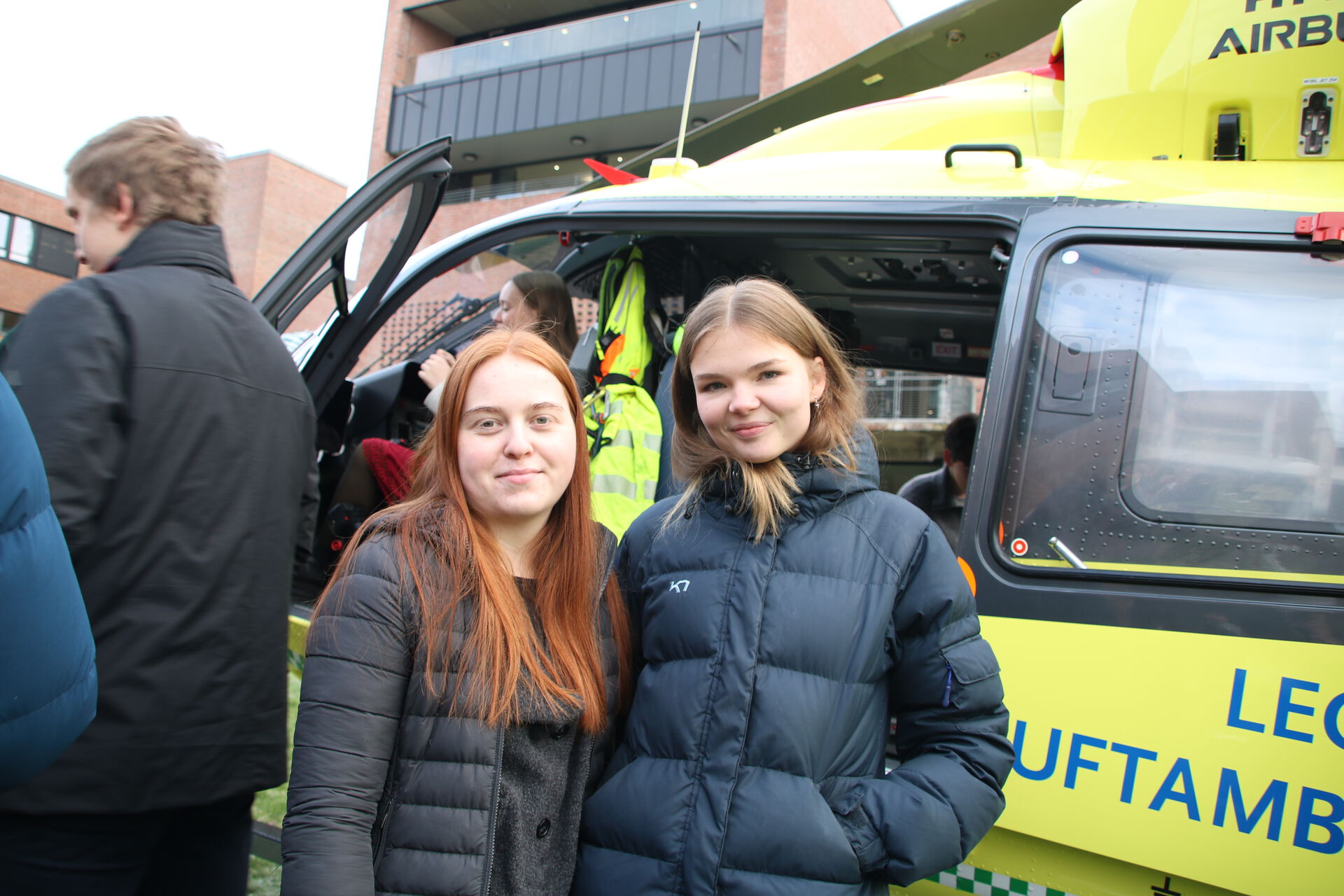 Bildet viser to studenter foran helikopteret.