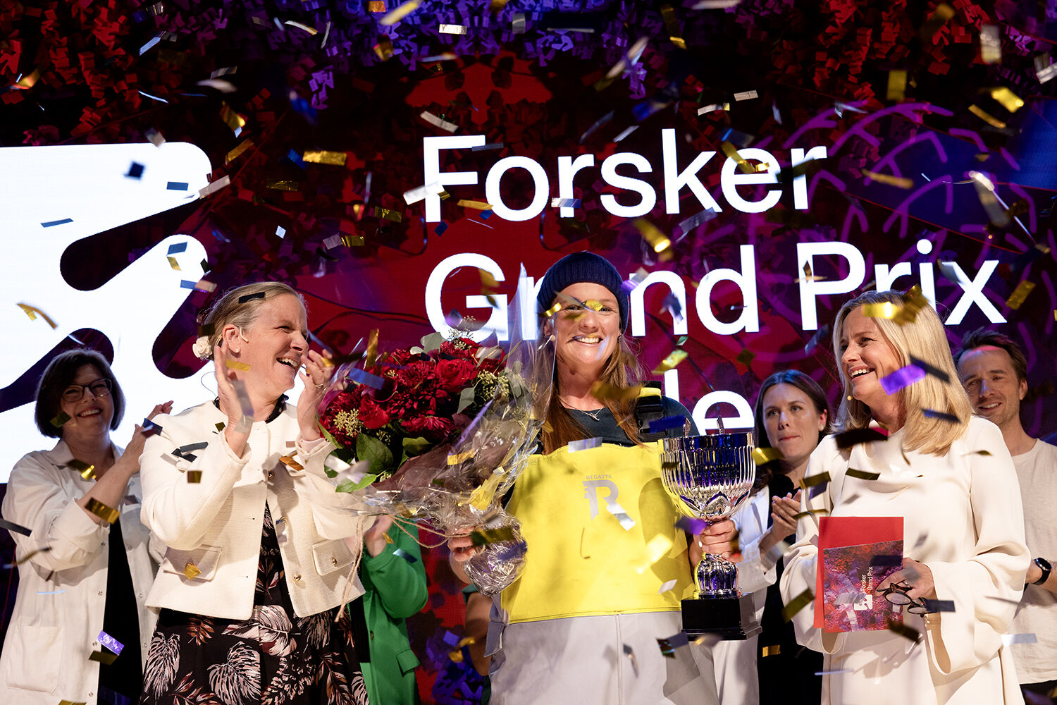 Doctoral research fellow Johanna Bjånes Marcussen with panel judge and CEO Mari Sundli Tveit of the Research Council of Norway (right) alongside the evening's host, Solveig Kloppen.