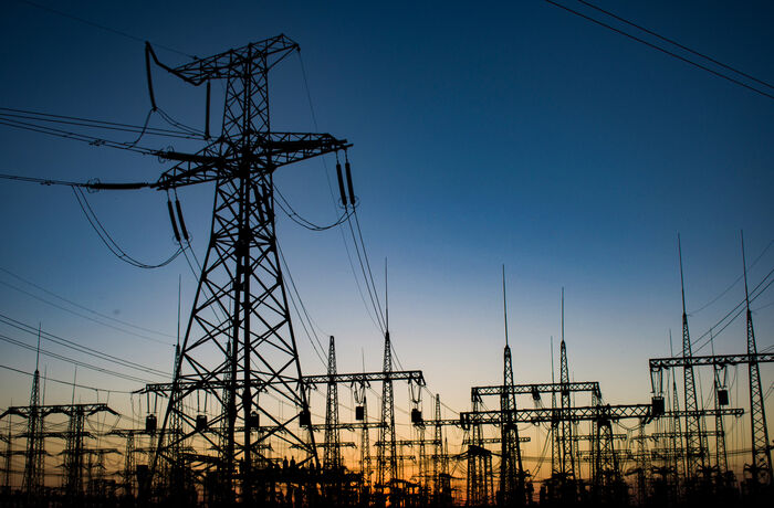 Bildet kan inneholde: luftledning, overføringstårn, elektrisitet, strømforsyning, elektrisk nettverk.