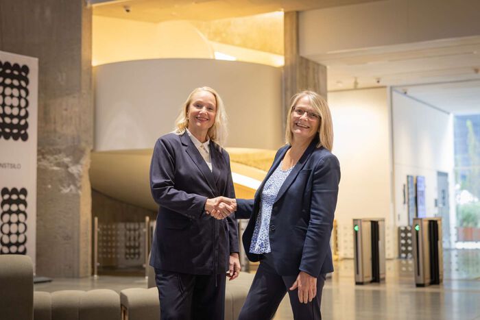 Bildet kan inneholde: interiørdesign, blazer, frakk, funksjonær, smil.