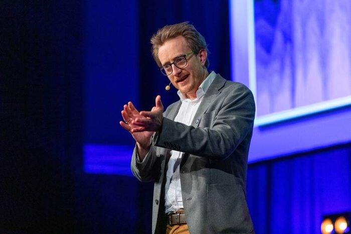 Foto av Morten Goodwin på scenen