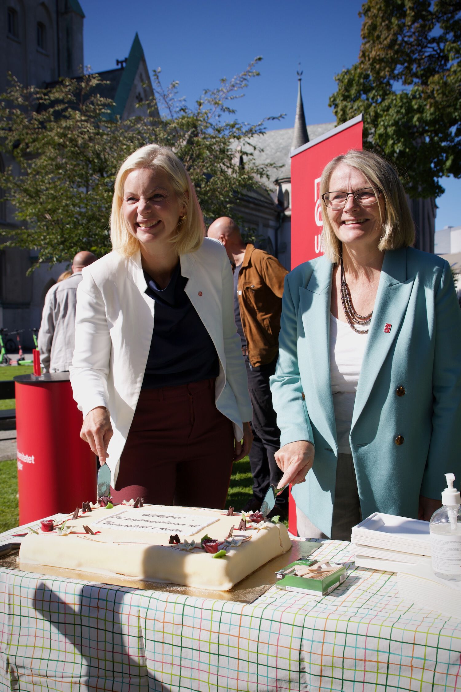 ministeren og rektor deler ut kake