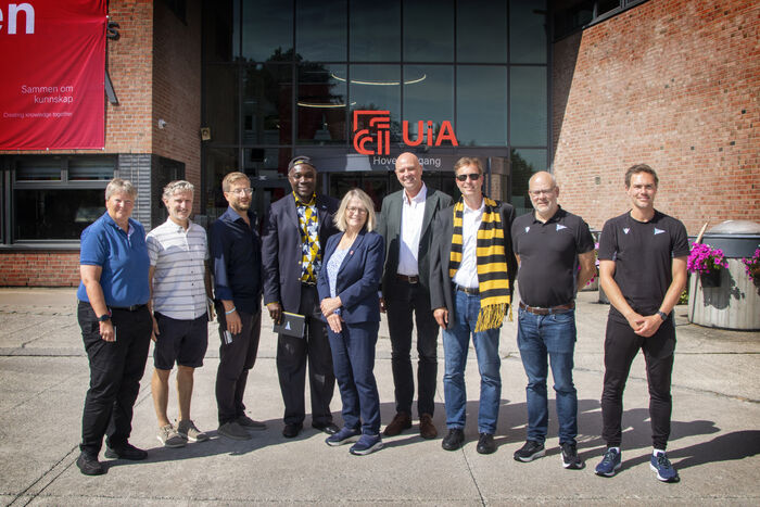 Universitetsdirektør Seunn Smith-Tønnessen, professor Matthew Spencer, instituttleder Sveinung Berntsen Stølevik, Jean Bley, rektor Sunniva Whittaker, dekan Anders Johan Wickstrøm Andersen, Stig Nicolai Kolding, Sveinung Hedding-Valvik og Siôn Rowlands.