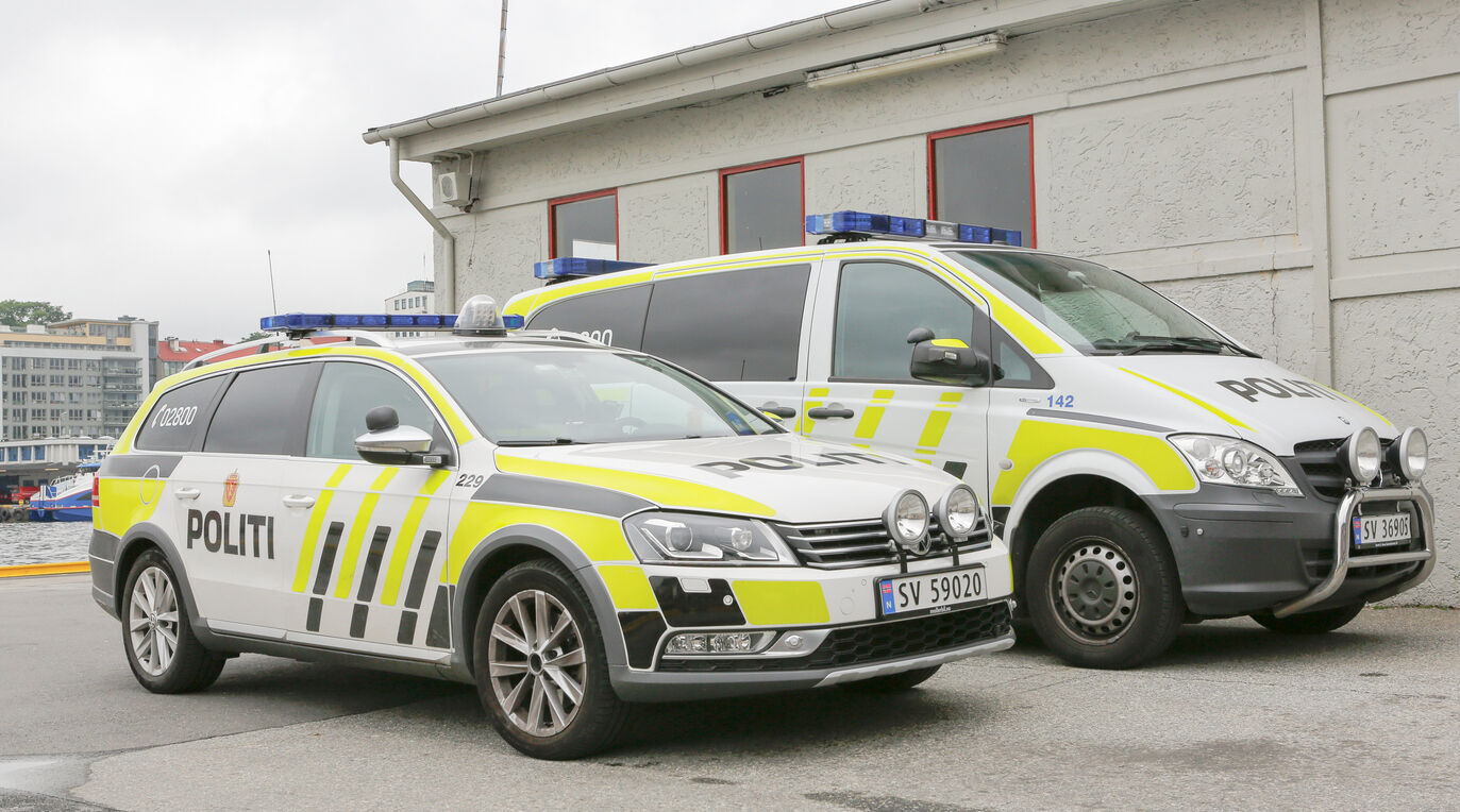 Illustrasjonsfoto viser to politibiler.