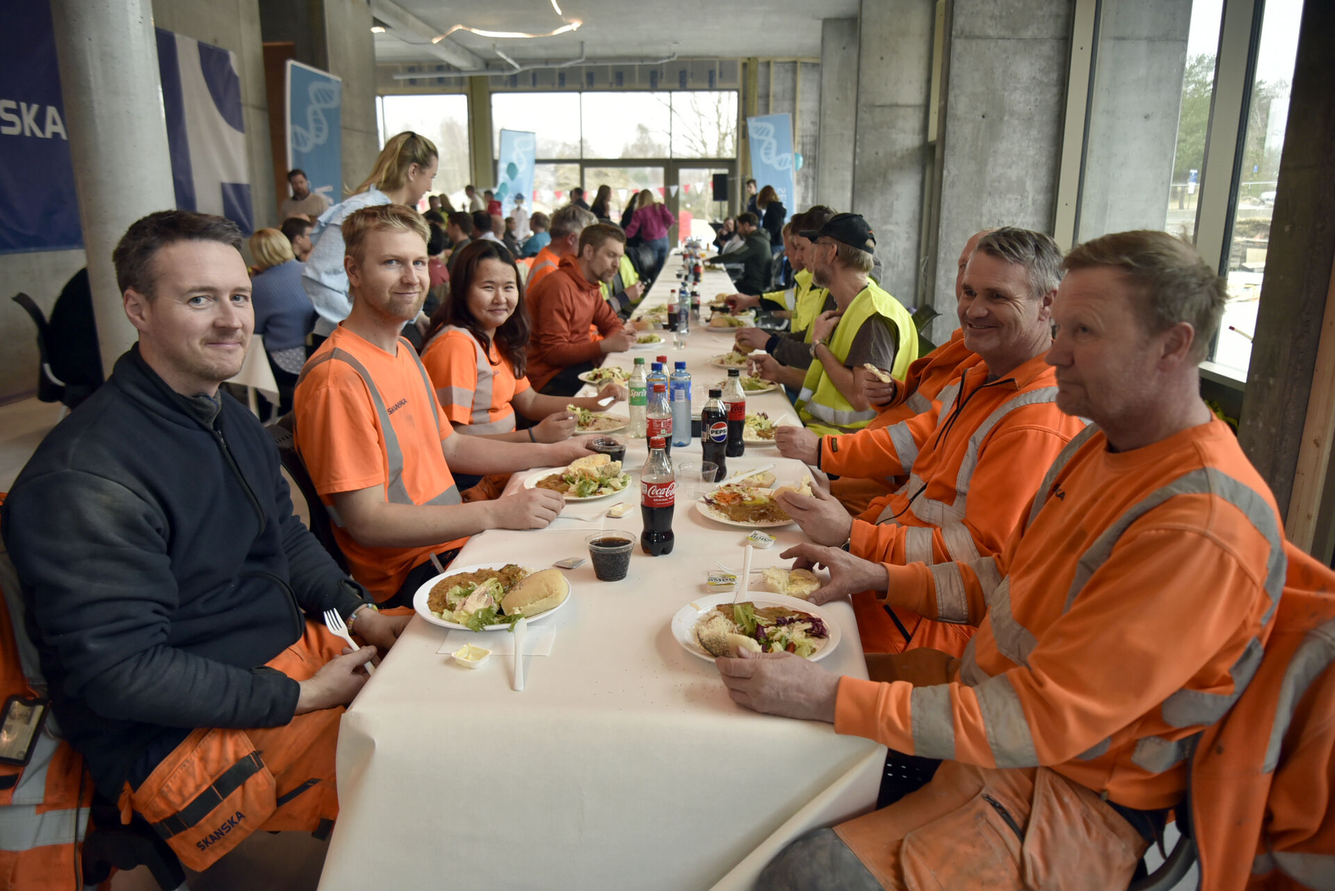Bildet kan inneholde: klær, personlig verneutstyr, arbeidstøy, jakke, team.