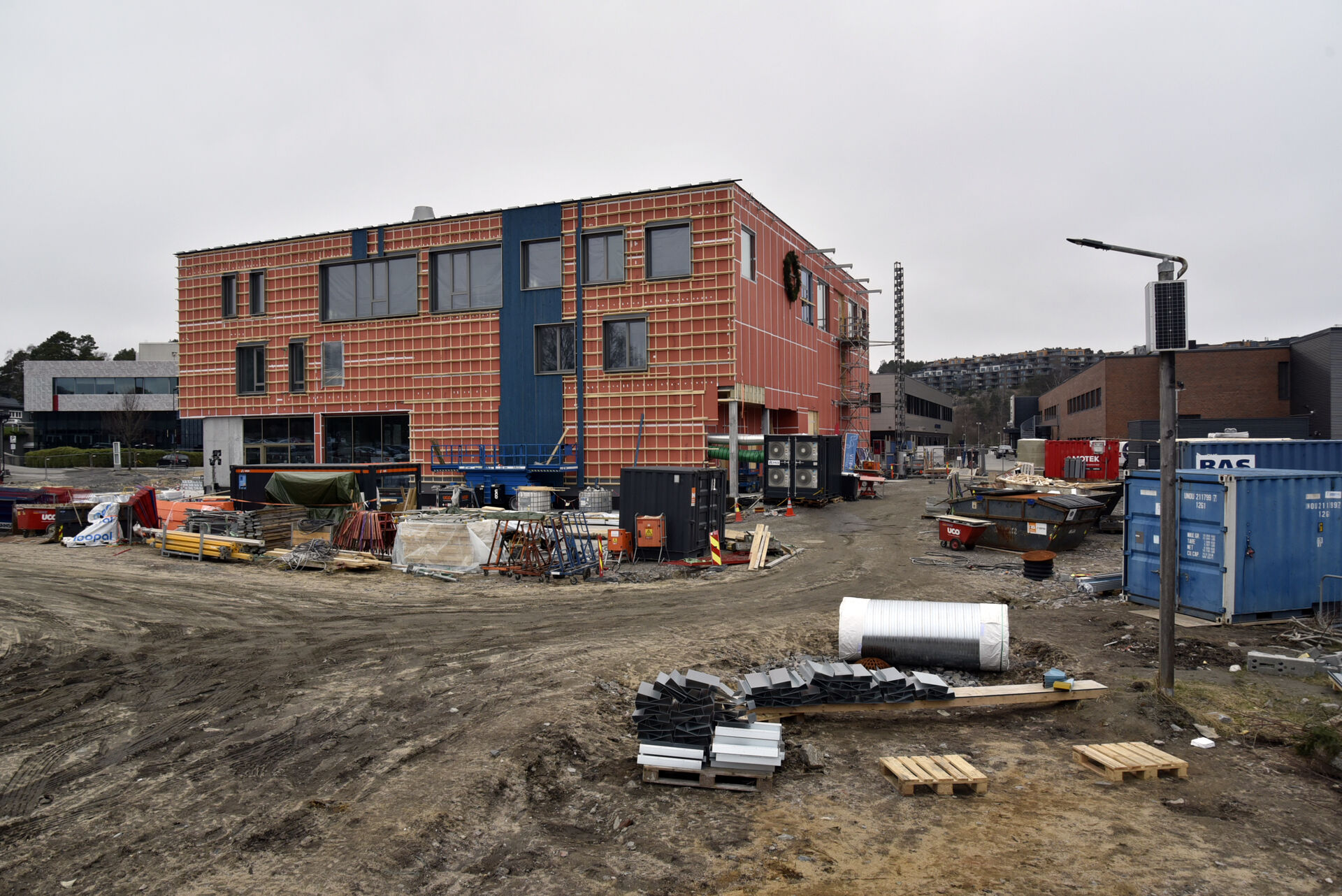 Bildet kan inneholde: urban design, blandet bruk, næringsbygg, parkering, byggemateriale.